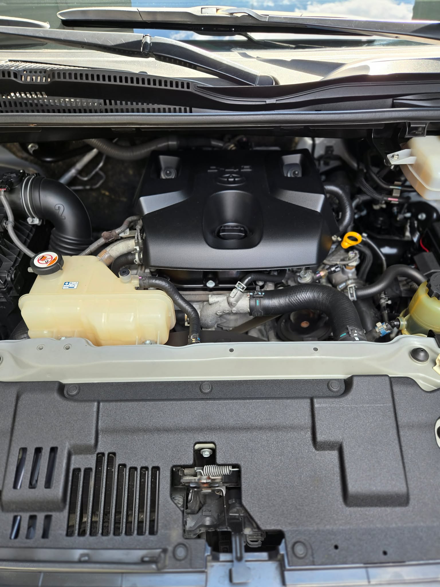 2020 TOYOTA HIACE COMMUTER DELUXE MT DIESEL  (NFX9070) - Image 3