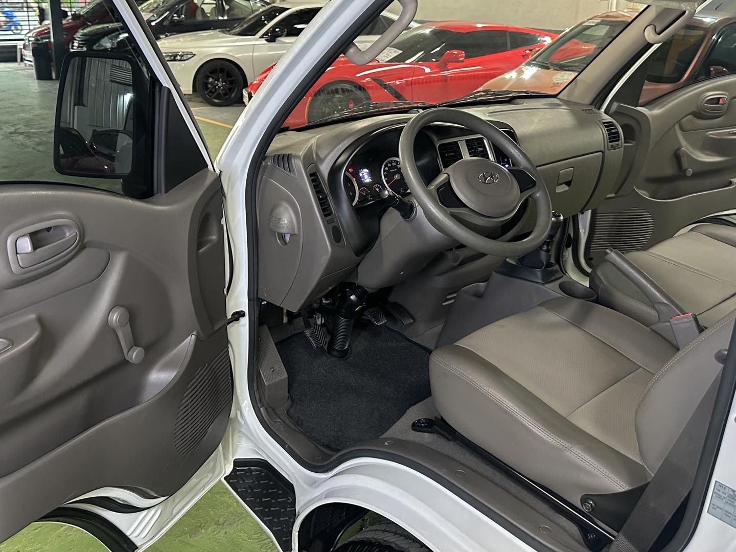 2025 HYUNDAI H100 2.5 CRDI DUAL AC MT DIESEL - Image 4