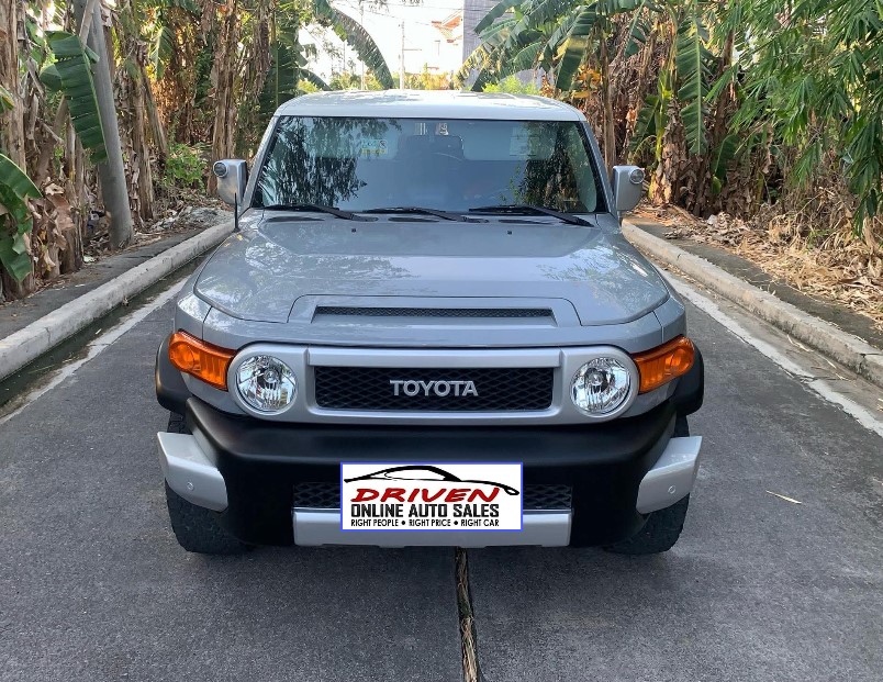 2017 TOYOTA FJ CRUISER 4X4 AT GAS - Image 1