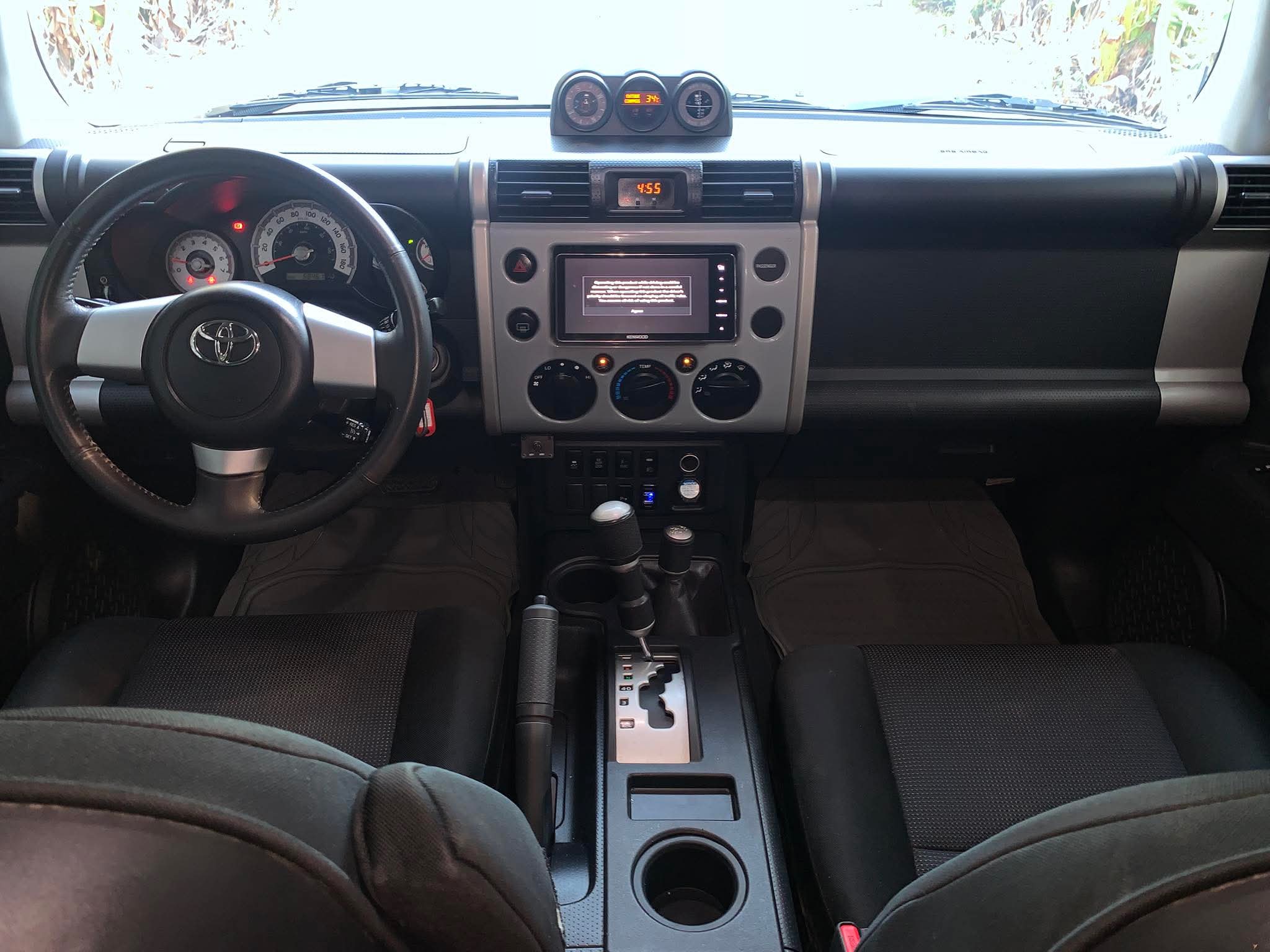 2017 TOYOTA FJ CRUISER 4X4 AT GAS - Image 2
