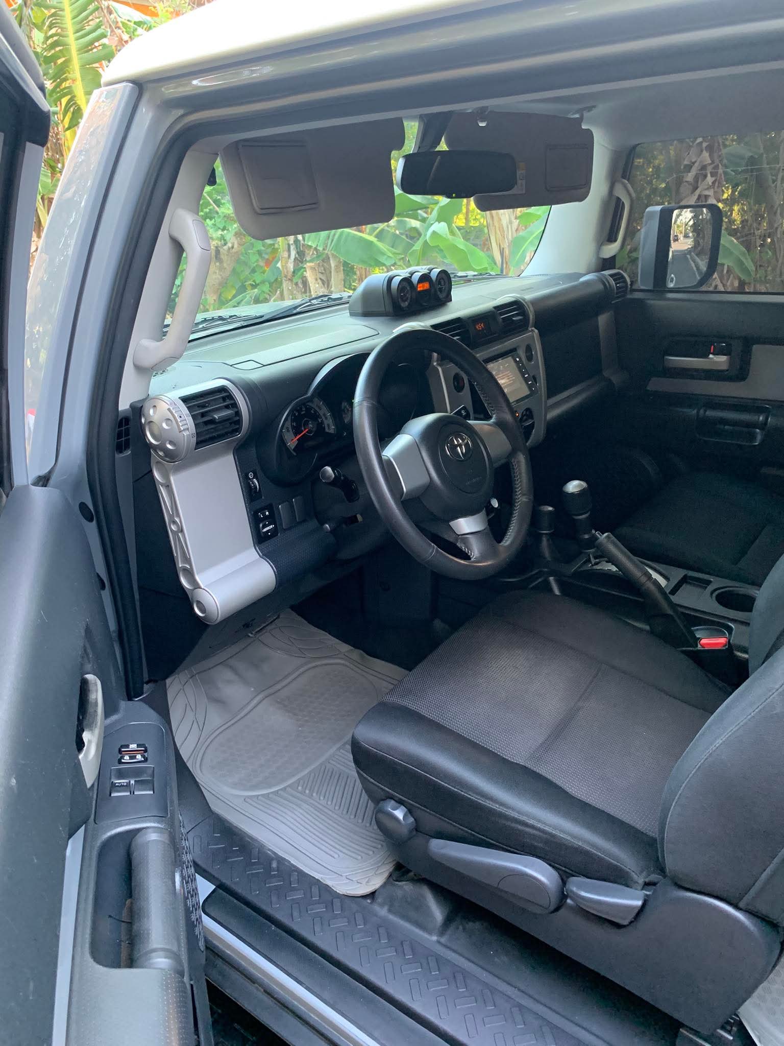 2017 TOYOTA FJ CRUISER 4X4 AT GAS - Image 5