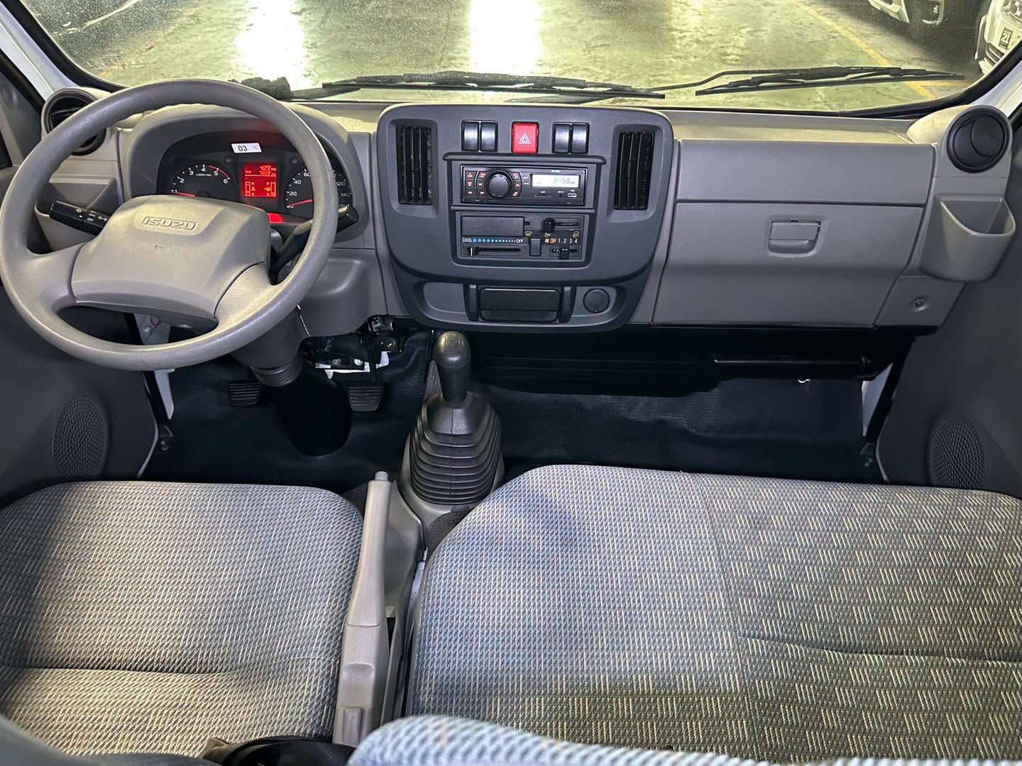 2025 ISUZU TRAVIZ L UTILITY VAN DUAL AC MANUAL DIESEL - Image 5