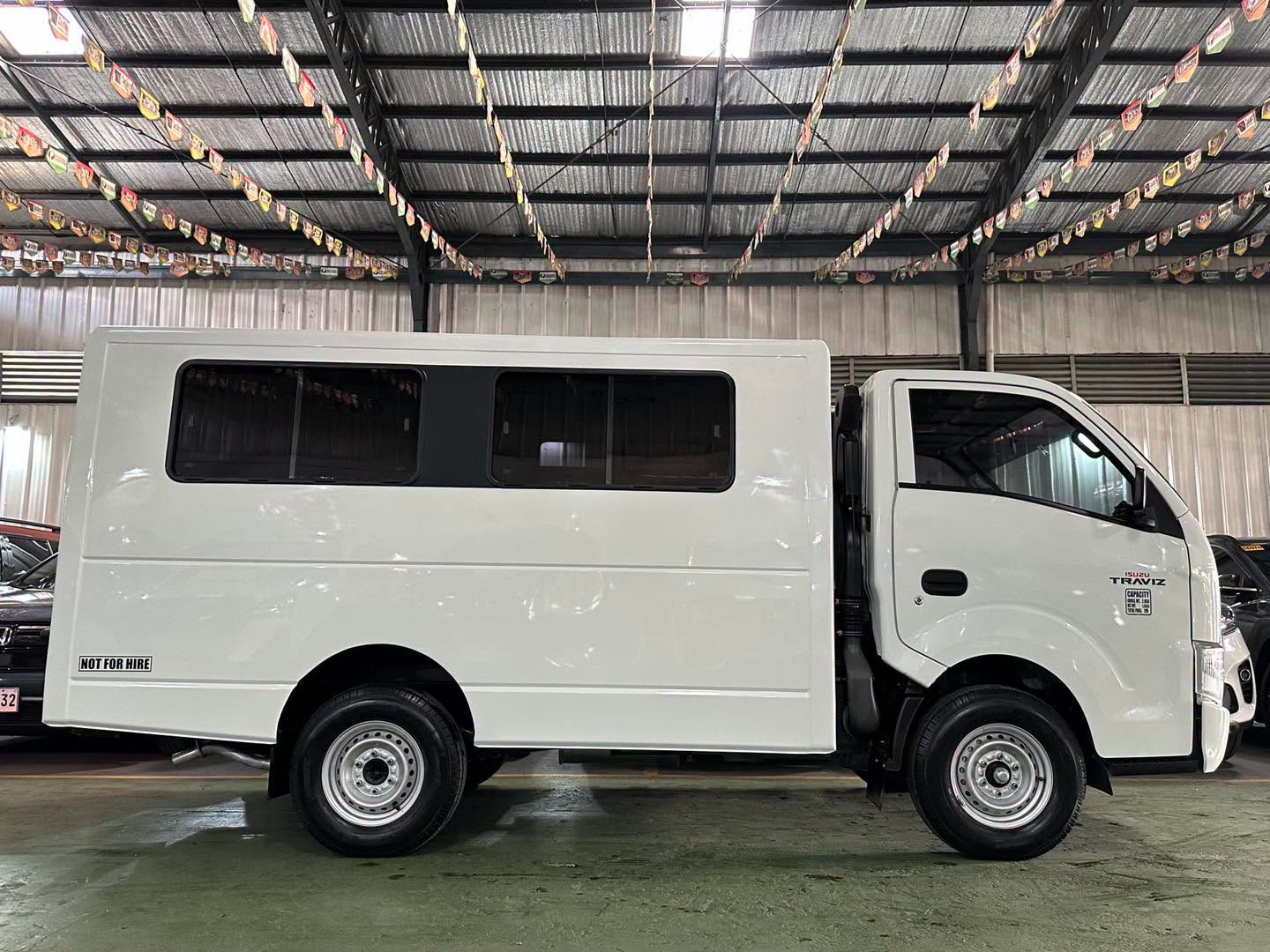 2025 ISUZU TRAVIZ L UTILITY VAN DUAL AC MANUAL DIESEL - Image 7