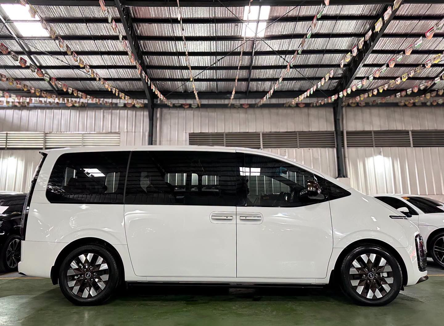2023 HYUNDAI STARIA PREMIUM 2.2L AWD AT DIESEL - Image 4