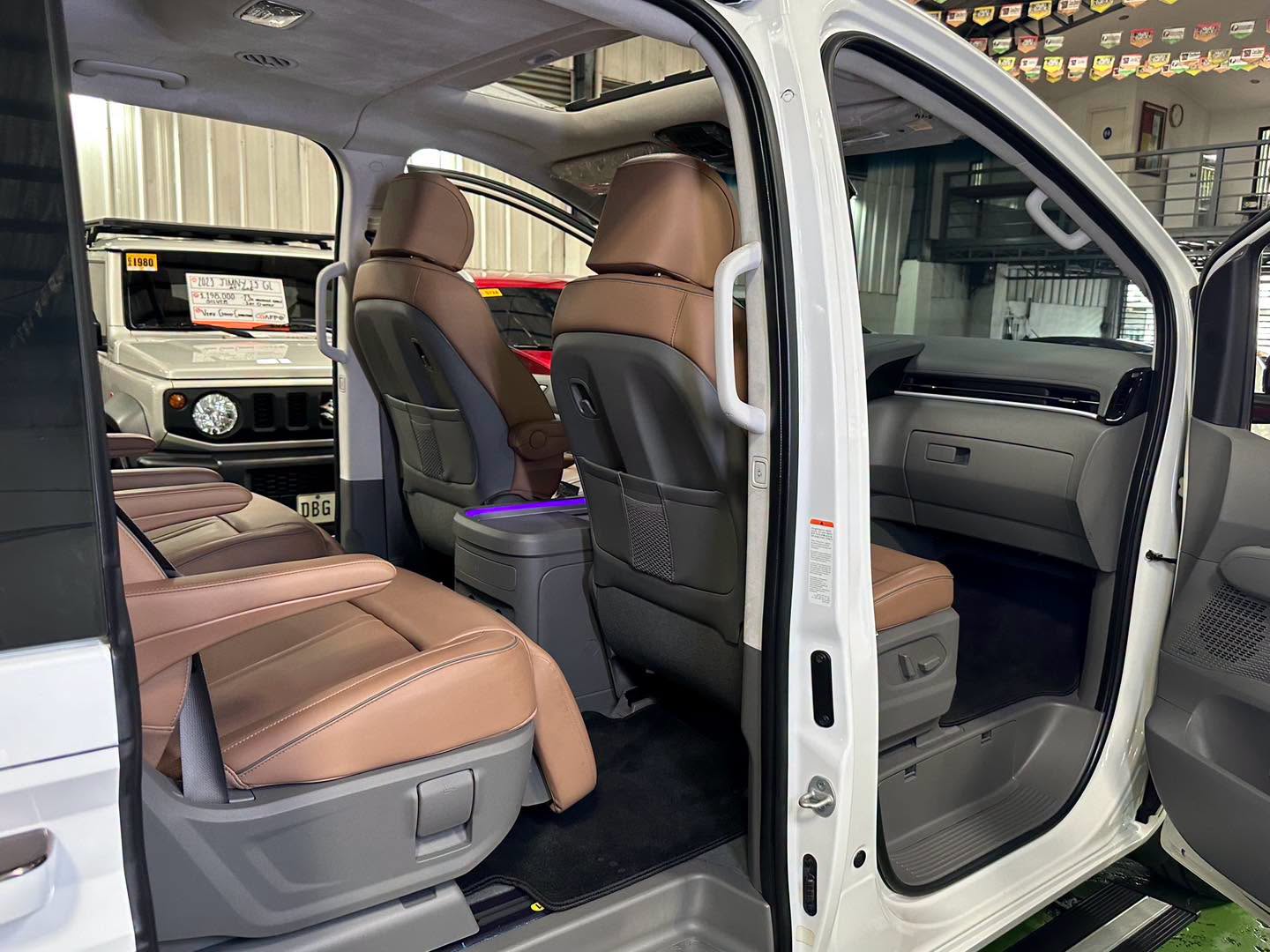 2023 HYUNDAI STARIA PREMIUM 2.2L AWD AT DIESEL - Image 5