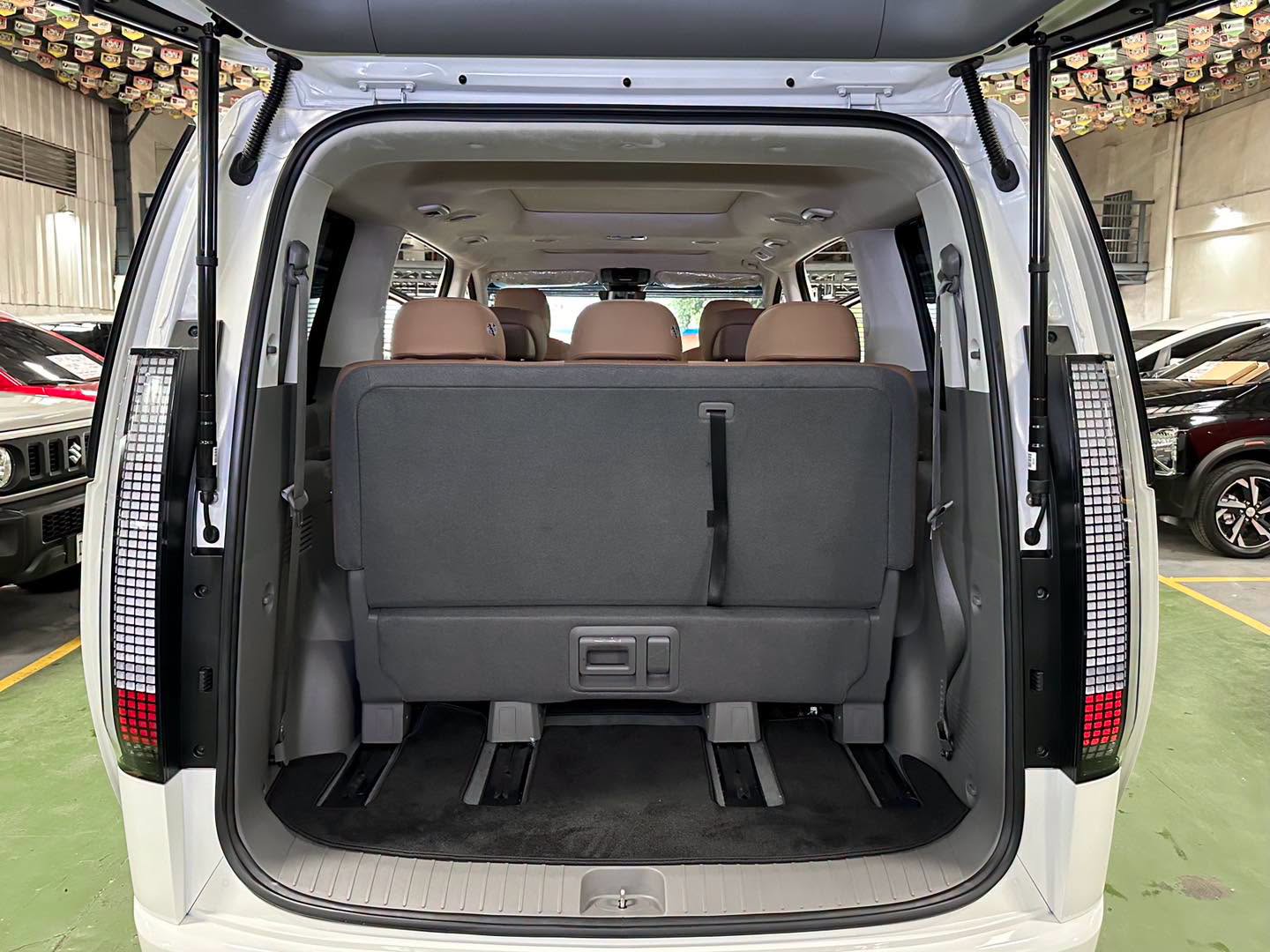 2023 HYUNDAI STARIA PREMIUM 2.2L AWD AT DIESEL - Image 8
