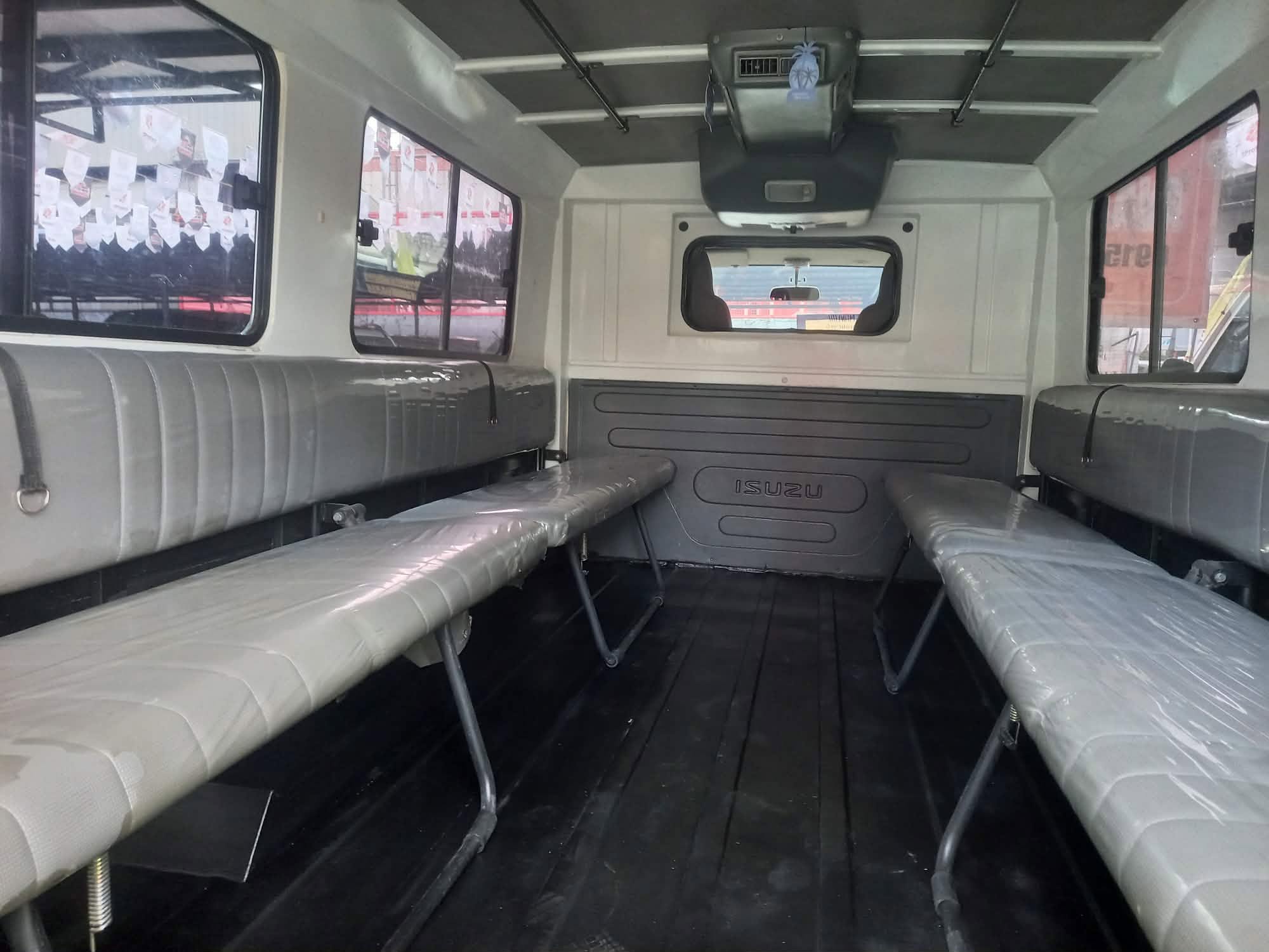 2025 ISUZU TRAVIZ L UTILITY VAN DUAL AC MANUAL DIESEL (GBJ7887) - Image 6