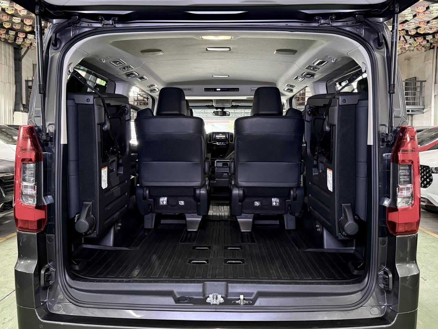 2022 TOYOTA HIACE SUPER GRANDIA AT DIESEL - Image 4