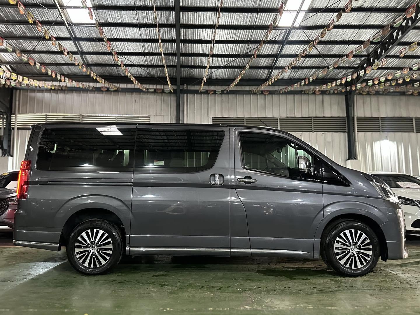 2022 TOYOTA HIACE SUPER GRANDIA AT DIESEL - Image 5